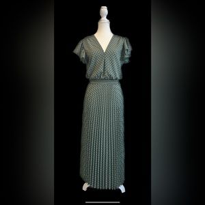 Max Studio. Green flutter sleeve midi dress. Size S